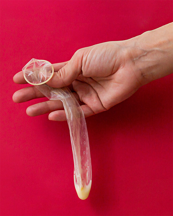 Gebrauchtes Kondom in der Hand
