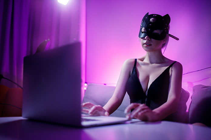 Webcam Model mit BDSM Katzenmaske