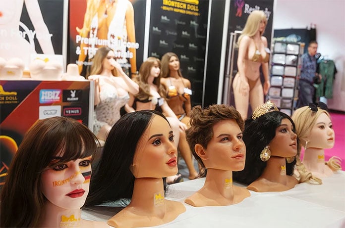 Unterschiedliche Gesichter für Sexpuppen auf Messestand